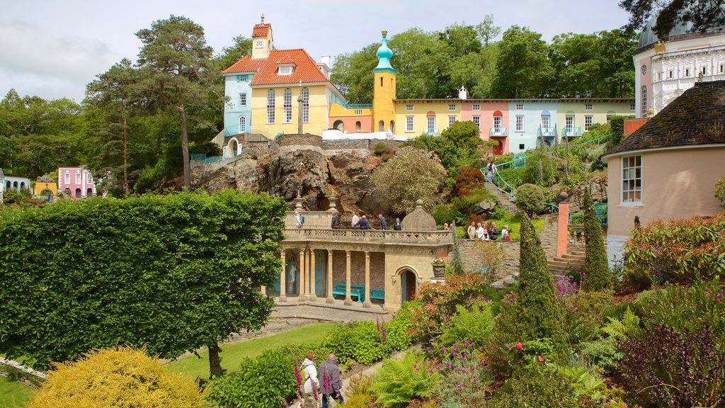 Portmeirion che include piccola città o villaggio e giardino