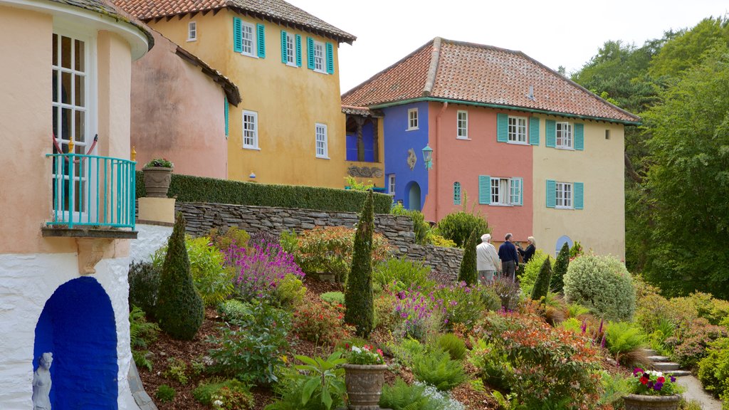 Portmeirion caracterizando uma casa e uma cidade pequena ou vila