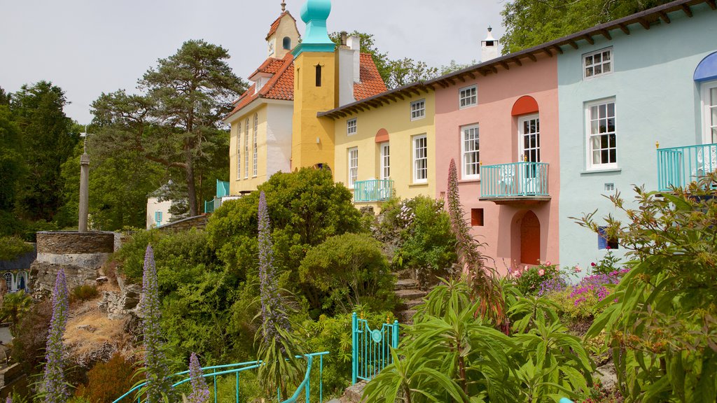 Portmeirion che include piccola città o villaggio