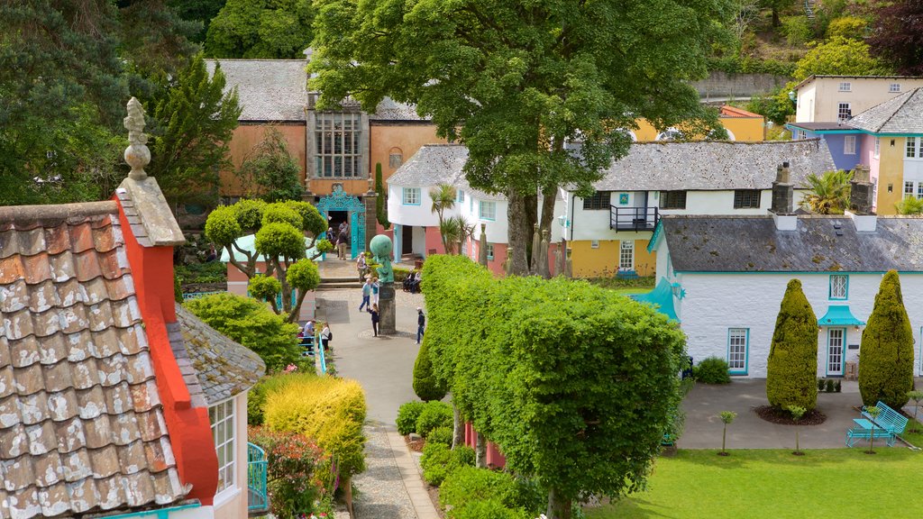 Portmeirion ofreciendo una pequeña ciudad o pueblo