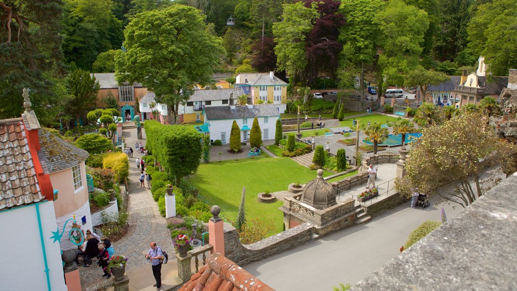 Portmeirion ofreciendo una pequeña ciudad o pueblo y vistas de paisajes