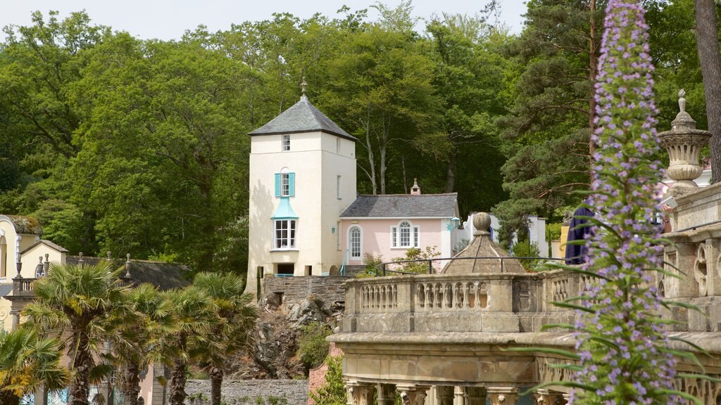 Portmeirion ofreciendo una pequeña ciudad o pueblo