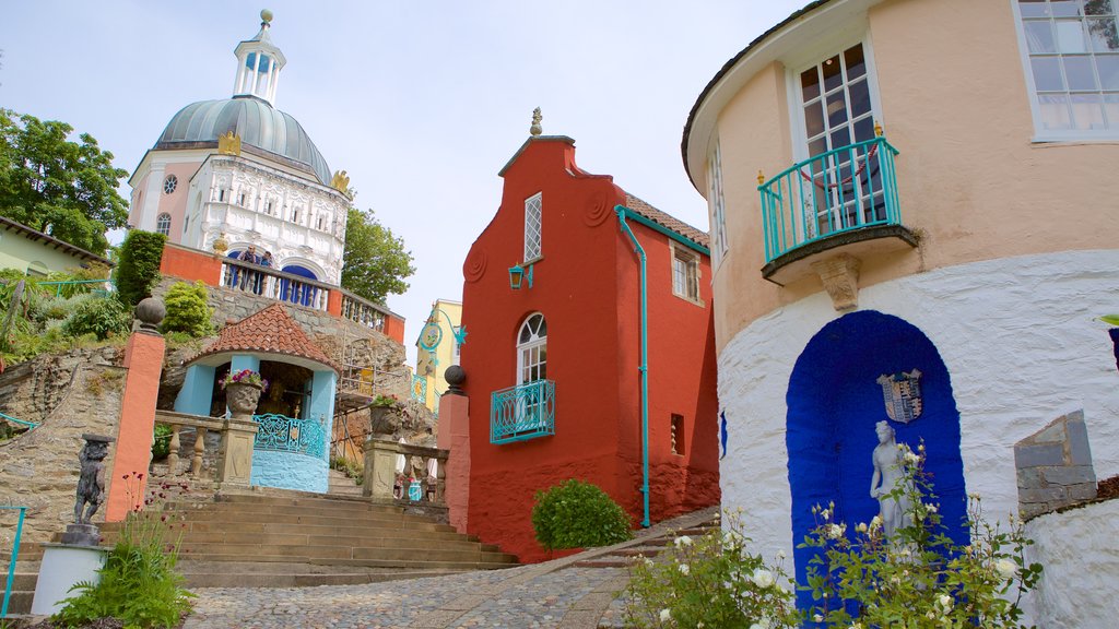 Portmeirion ofreciendo una pequeña ciudad o pueblo