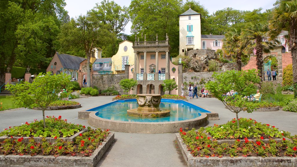 Portmeirion mit einem Springbrunnen, Platz oder Plaza und Park