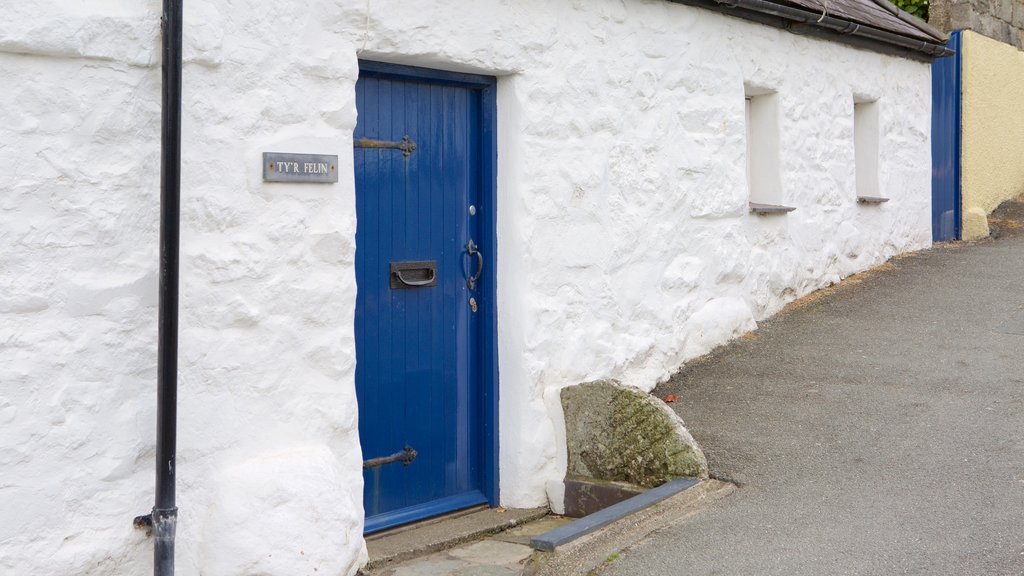 Criccieth que inclui uma casa e cenas de rua