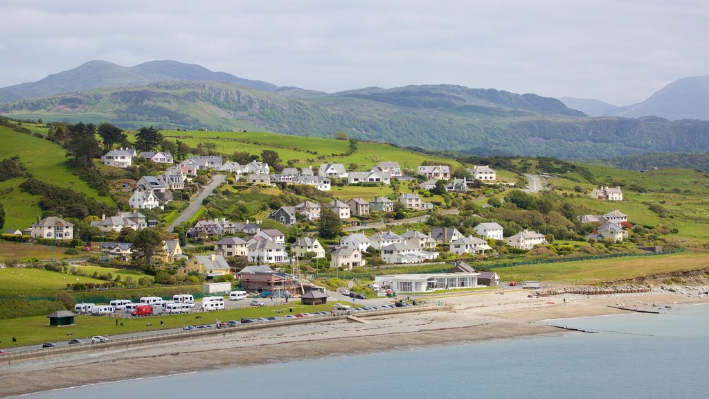 Criccieth mostrando vistas de paisajes, vistas generales de la costa y una pequeña ciudad o pueblo