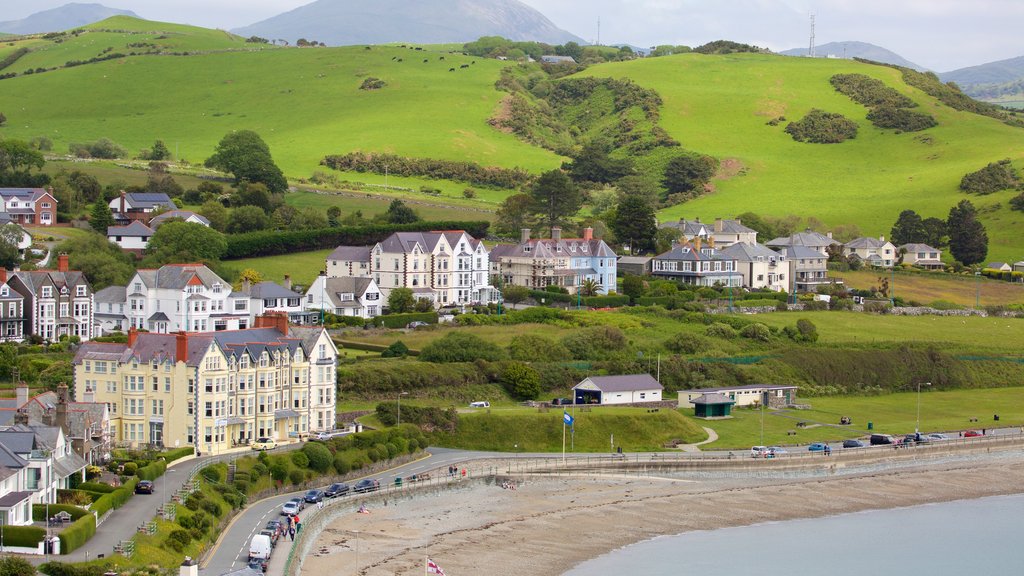 Criccieth que incluye una pequeña ciudad o aldea y vista general a la costa