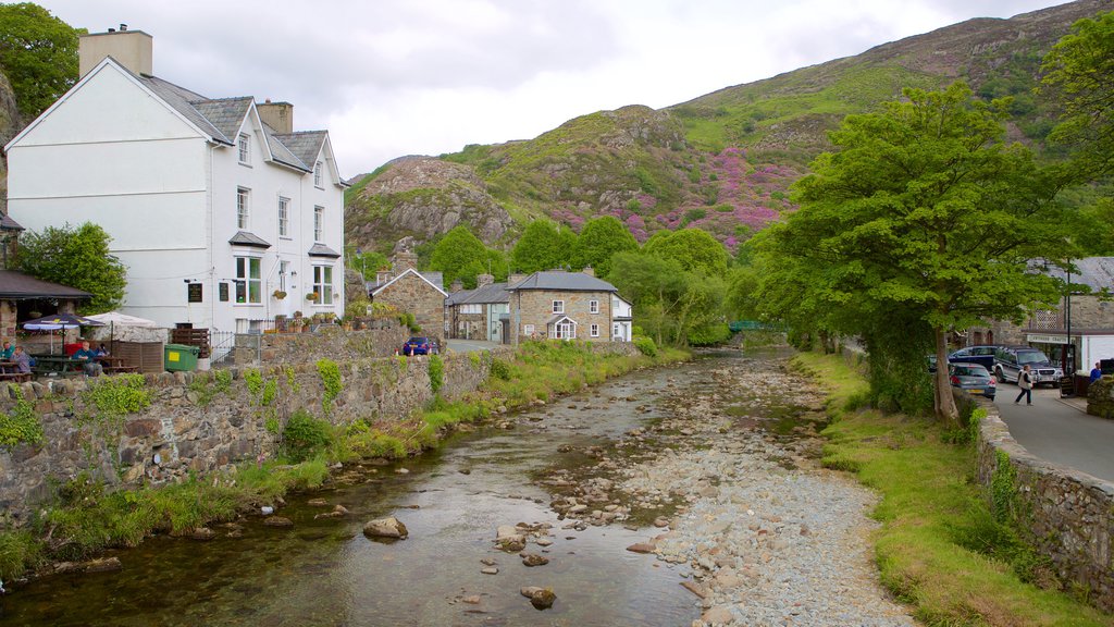 Beddgelert qui includes petite ville ou village et rivière ou ruisseau