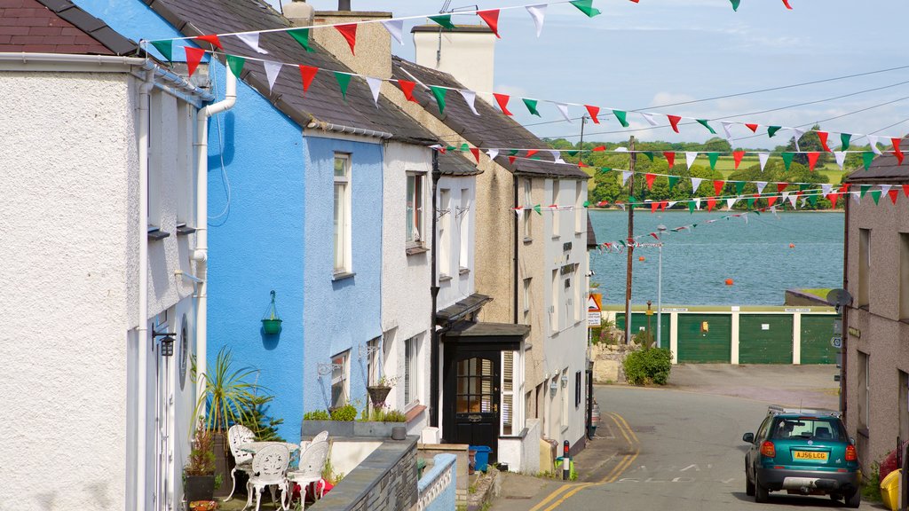 Y Felinheli showing street scenes