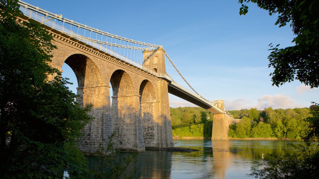 Menai Bridge ofreciendo elementos patrimoniales, un río o arroyo y un puente