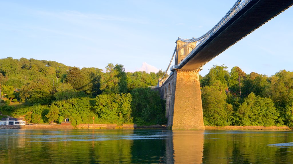 Menai Bridge que incluye elementos del patrimonio, un puente y un río o arroyo