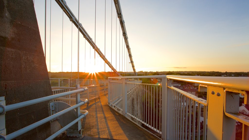 Menai Bridge mostrando un atardecer y un puente