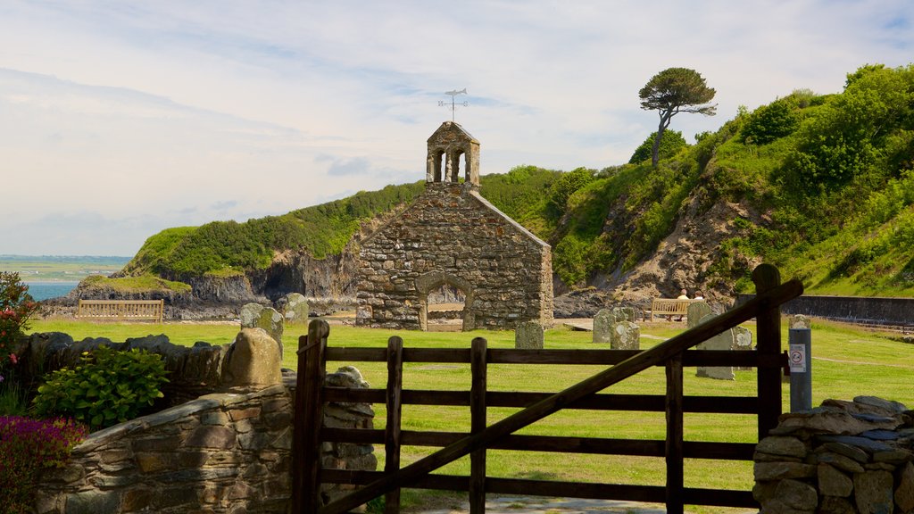 Parque Nacional Pembrokeshire Coast mostrando un cementerio y elementos del patrimonio