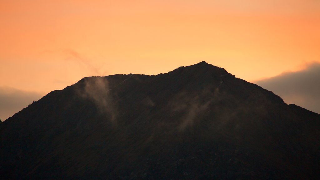 Monte Snowdon mostrando montanhas e um pôr do sol