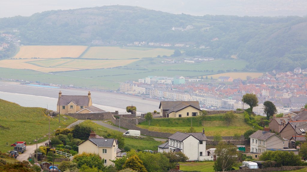 Great Orme presenterar åkrar och en liten stad eller by