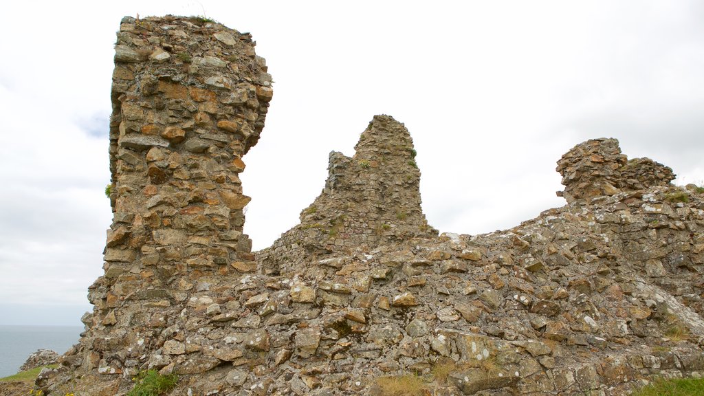 Castillo de Criccieth mostrando un castillo, elementos patrimoniales y una ruina