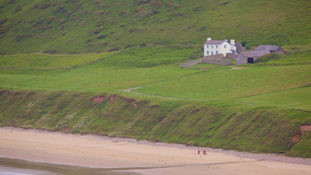 Pantai Rhossili yang mencakup rumah, pantai dan lahan pertanian