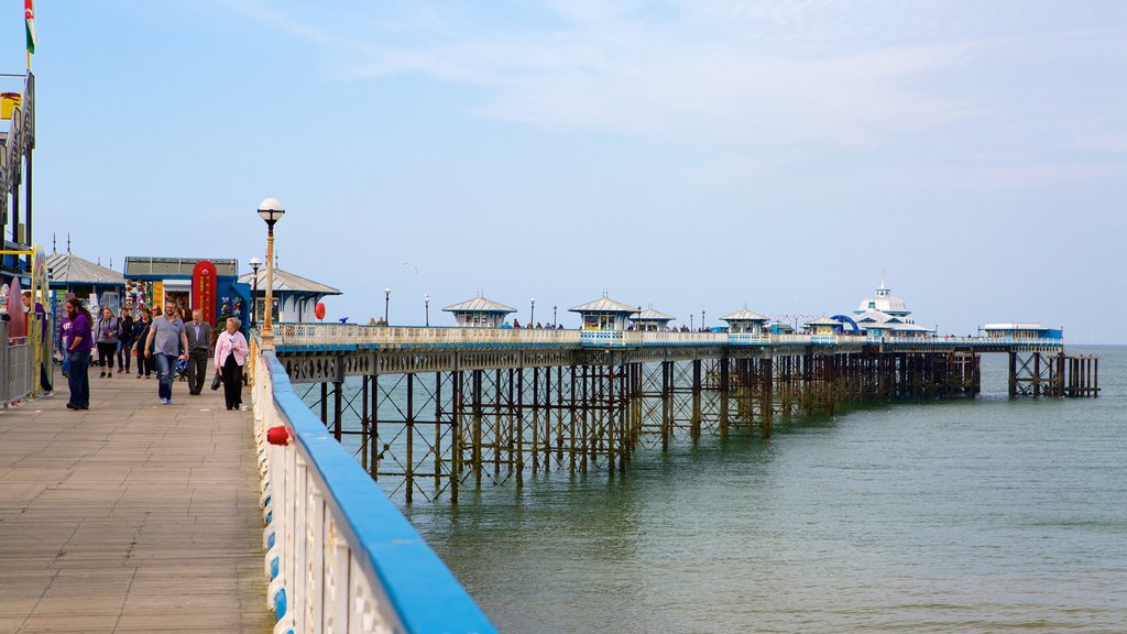 Llandudno Pier que incluye vistas generales de la costa y también un pequeño grupo de personas