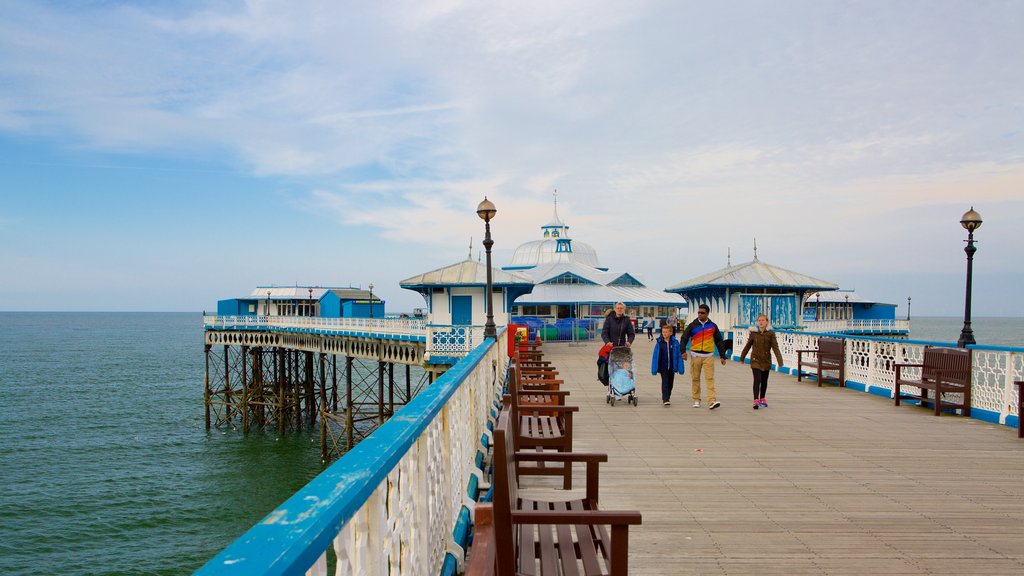 Llandudno Pier og byder på udsigt over kystområde såvel som en familie