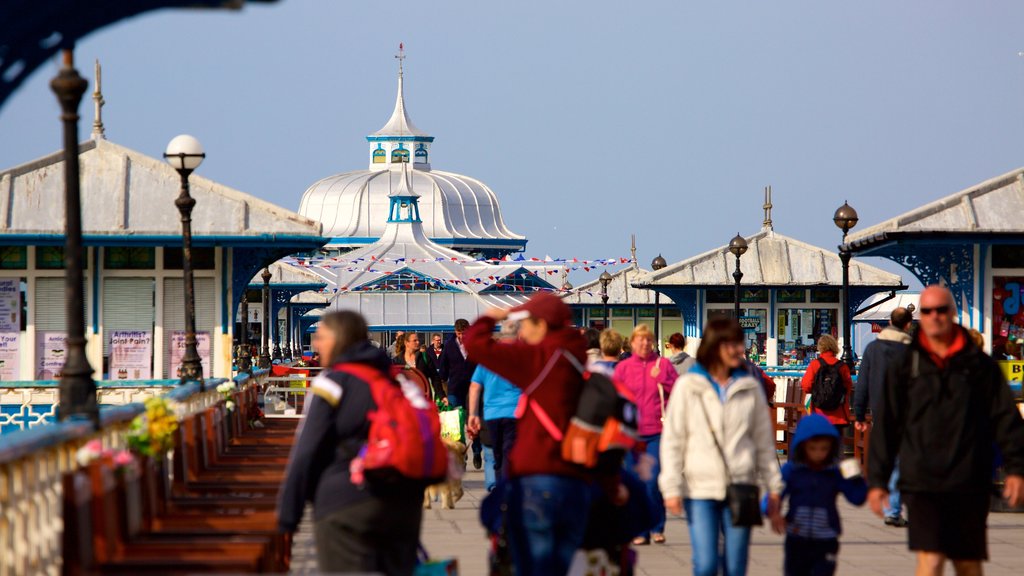 Llandudno Pier assim como um grande grupo de pessoas