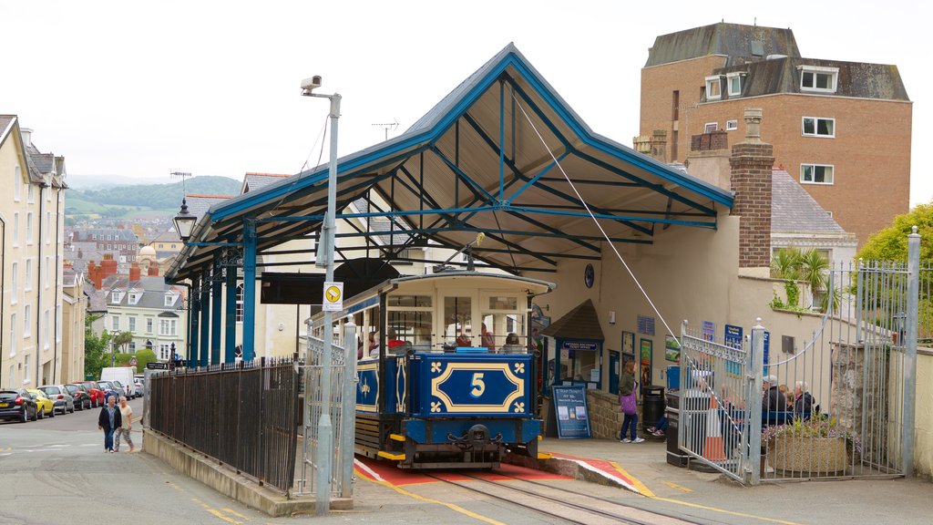 Great Orme Tramway featuring rautatiehen liittyvät esineet ja katunäkymät