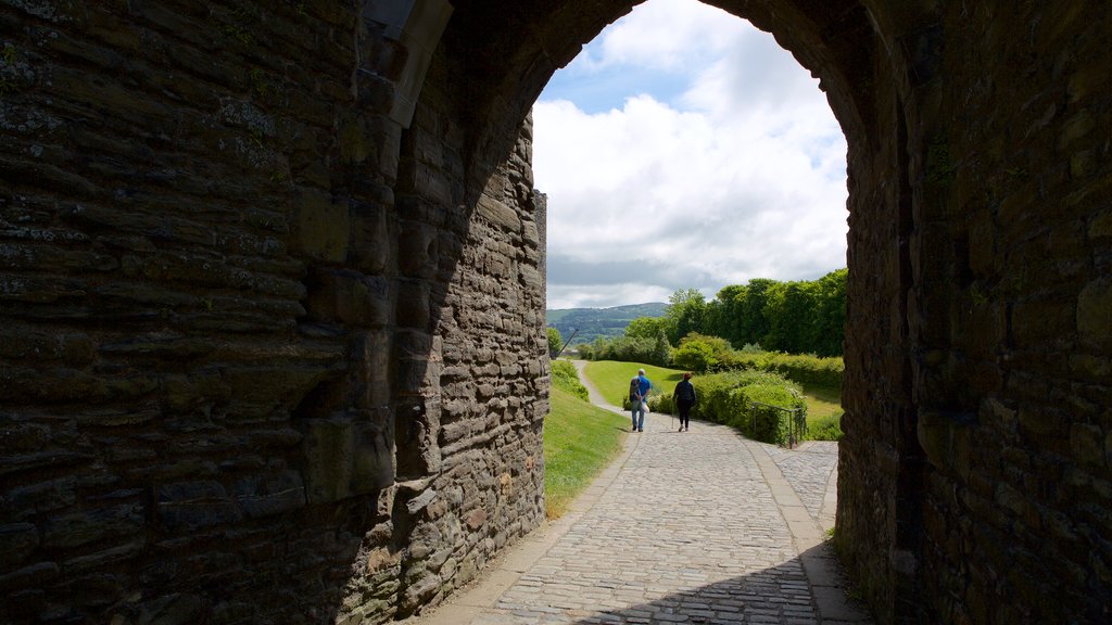 Conwy que incluye caminatas y una pequeña ciudad o aldea