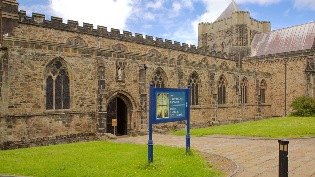 Bangor showing heritage elements, a church or cathedral and religious elements