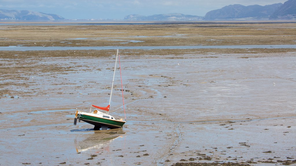 Bangor mostrando una playa de arena y velero