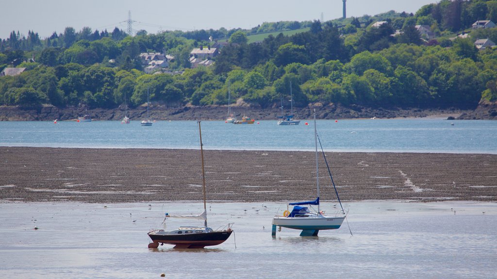 Bangor som omfatter en strand, bådsejlads og sejlads