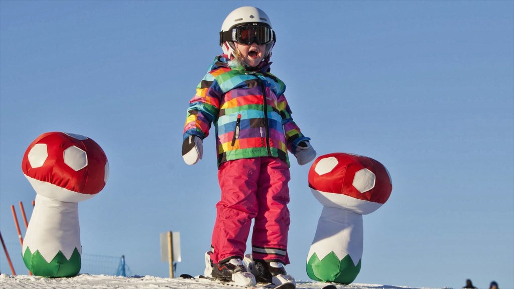 Parque invernal de Oslo mostrando nieve y esquiar en la nieve y también un niño