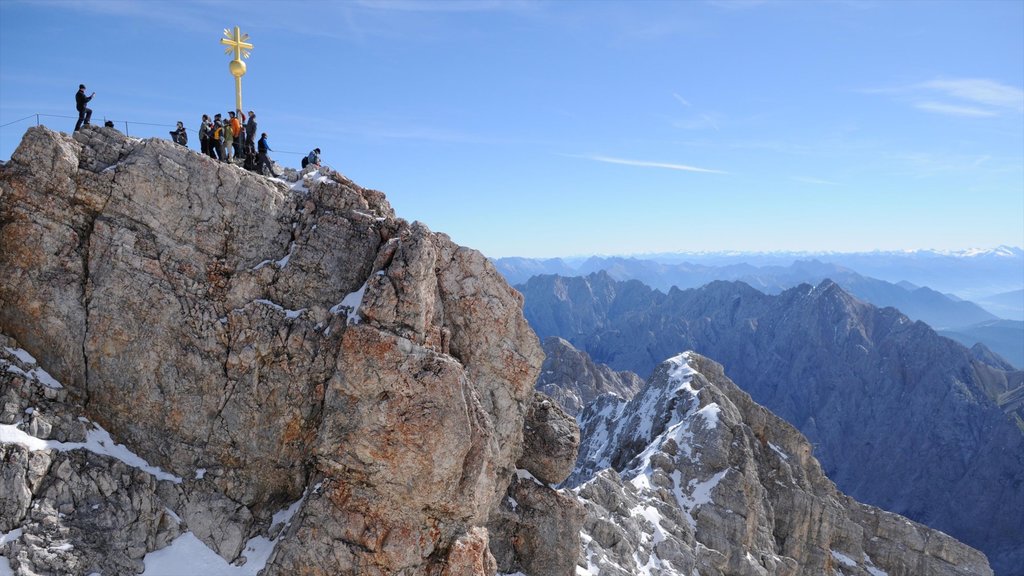 Garmisch-Partenkirchen-skistedet som omfatter bjerge og sne