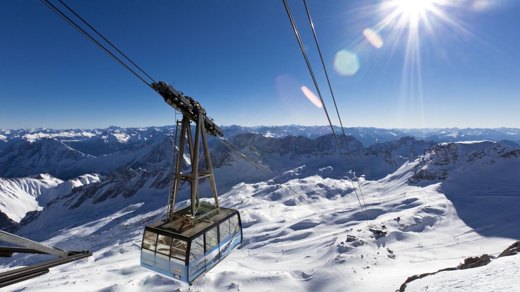 Garmisch-Partenkirchen presenterar snö, en gondola och berg