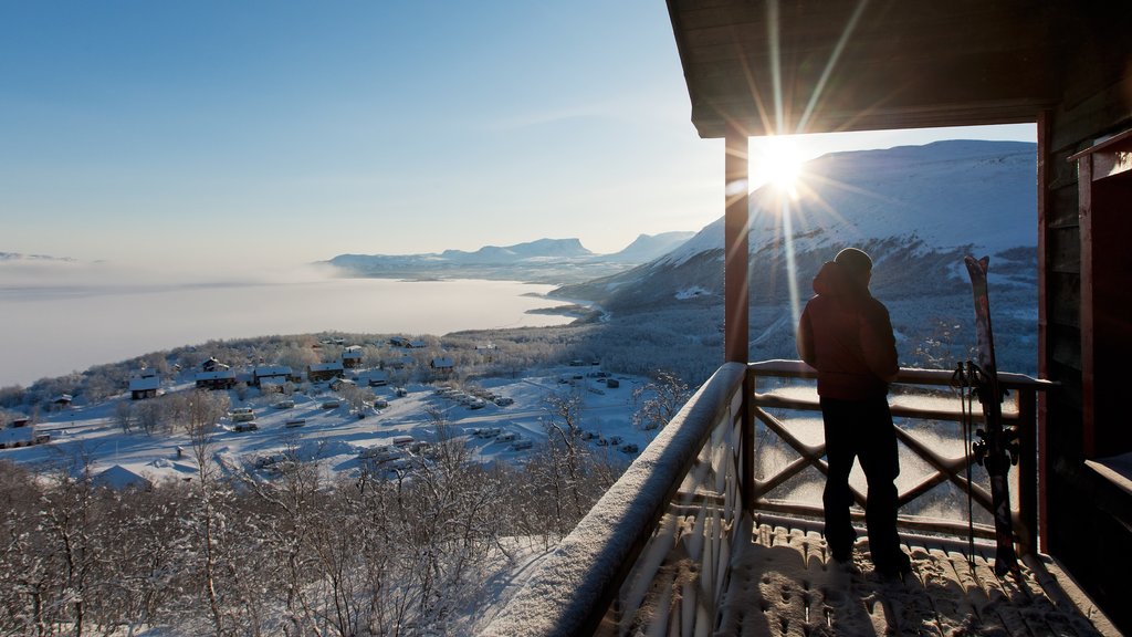 Complejo de esquí Bjorkliden Fjallby mostrando nieve y vistas