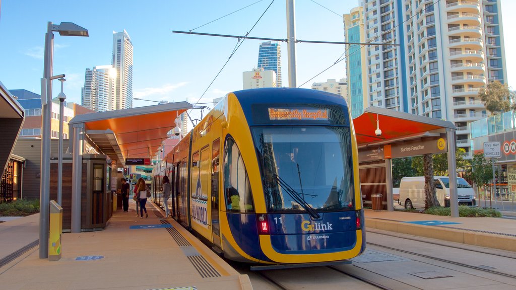 Surfers Paradise que incluye artículos ferroviarios y una ciudad