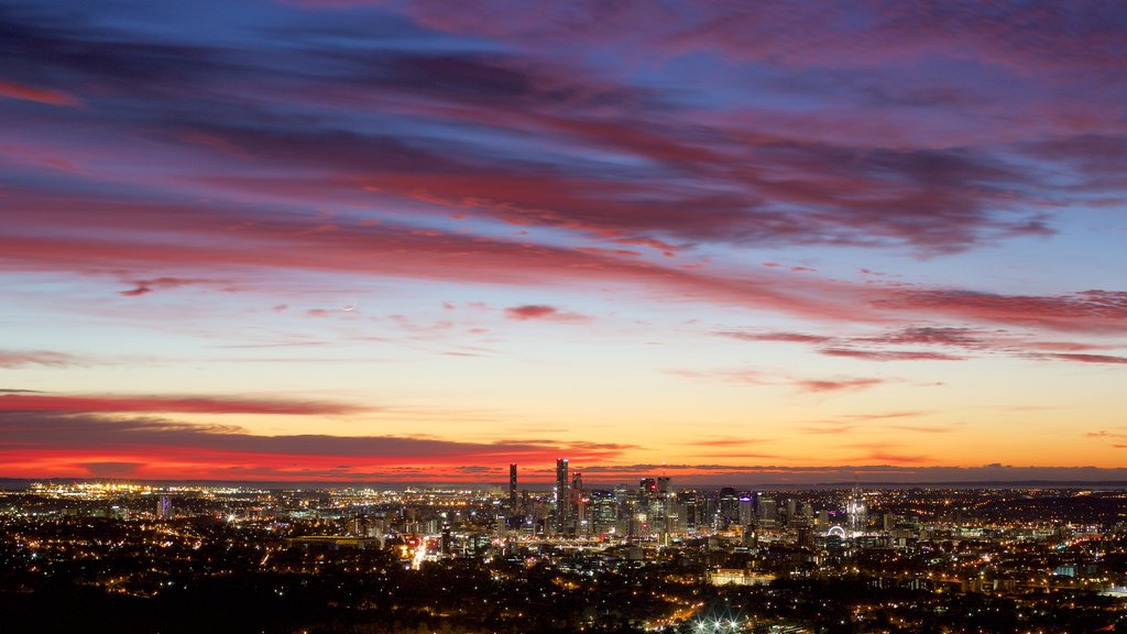 Mt. Coot-Tha inclusief een stad, een zonsondergang en cbd