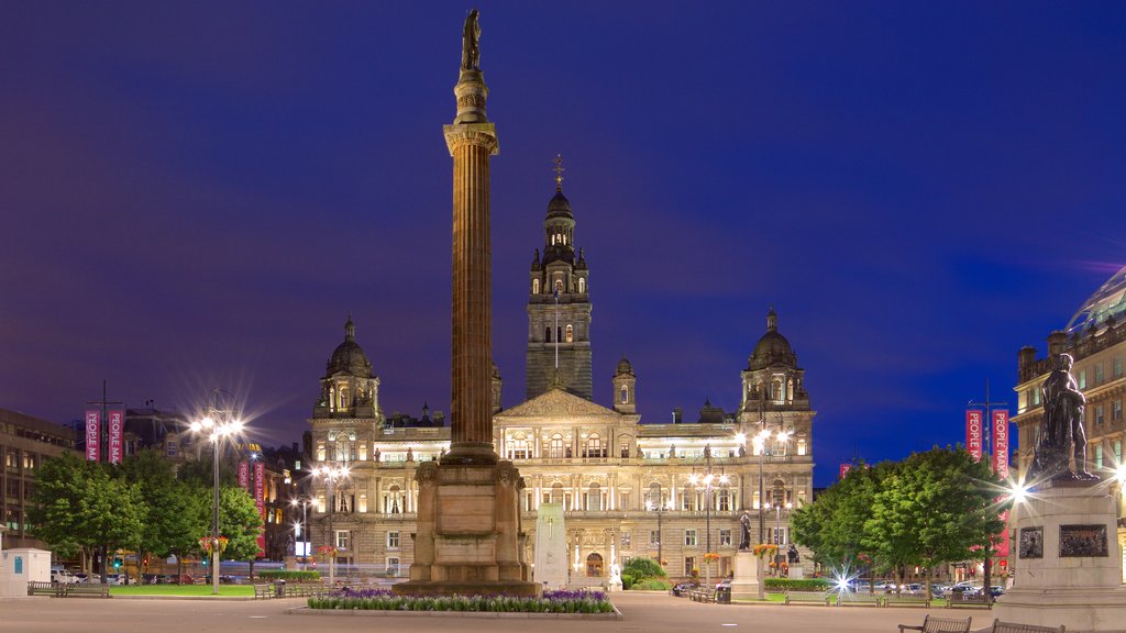 George Square som visar nattliv, ett torg och historiska element