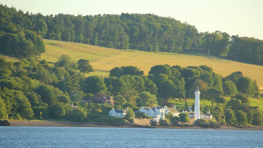 Dundee ofreciendo un río o arroyo y granja