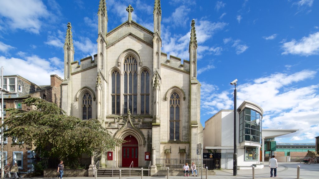 Dundee showing street scenes, heritage elements and a church or cathedral