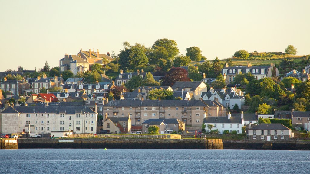 Dundee toont een rivier of beek en een klein stadje of dorpje