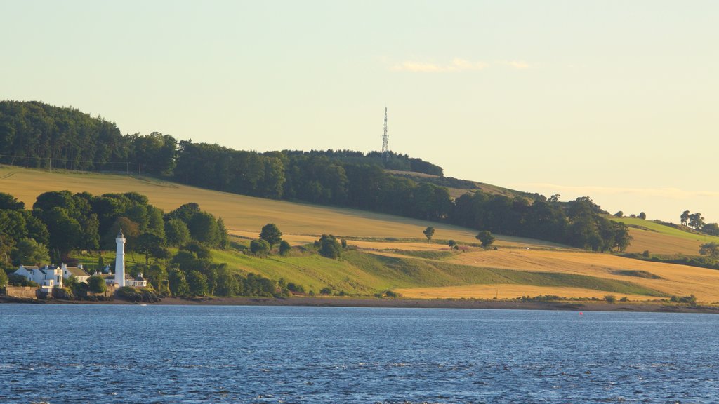 Dundee toont akkerland en een rivier of beek