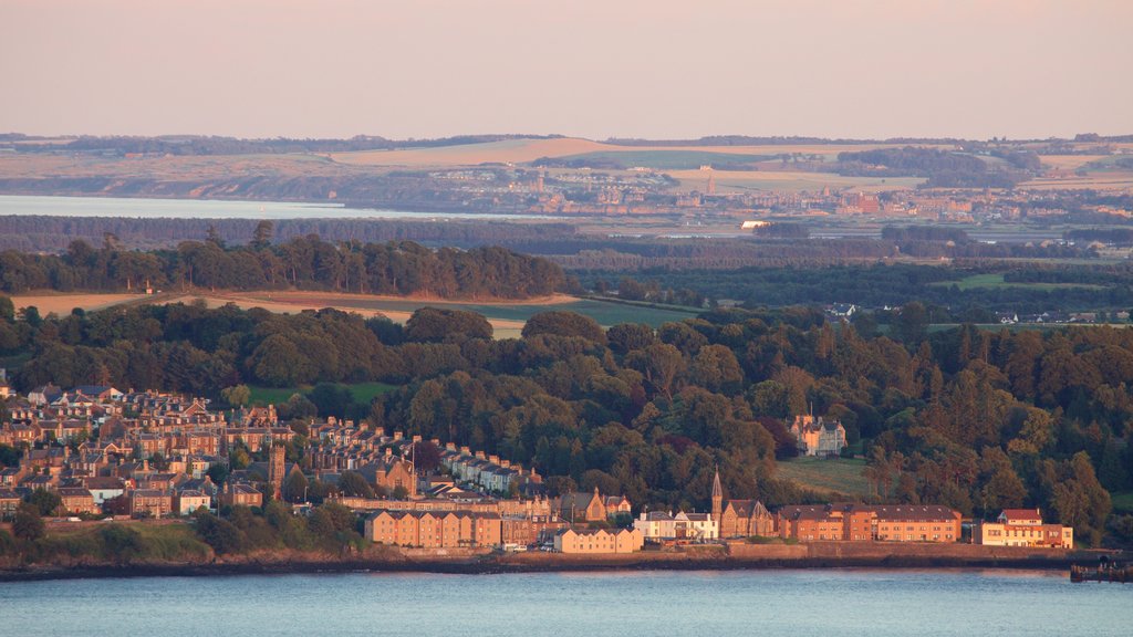 Dundee Law mostrando un río o arroyo, una ciudad y un atardecer