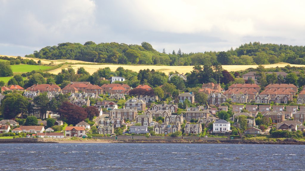 Dundee mostrando una pequeña ciudad o pueblo y un río o arroyo