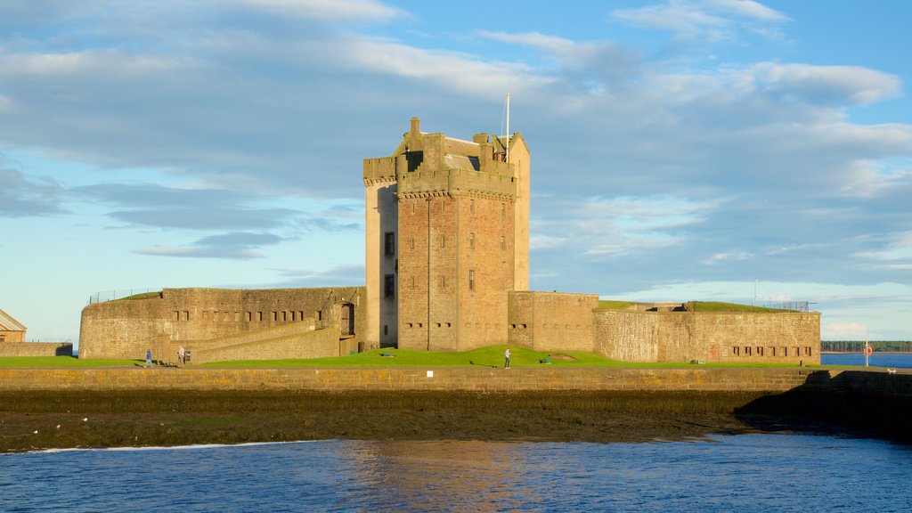 Broughty Ferry mostrando um rio ou córrego e um castelo