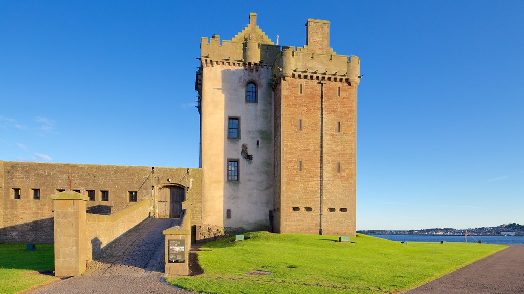 Broughty Ferry showing a castle