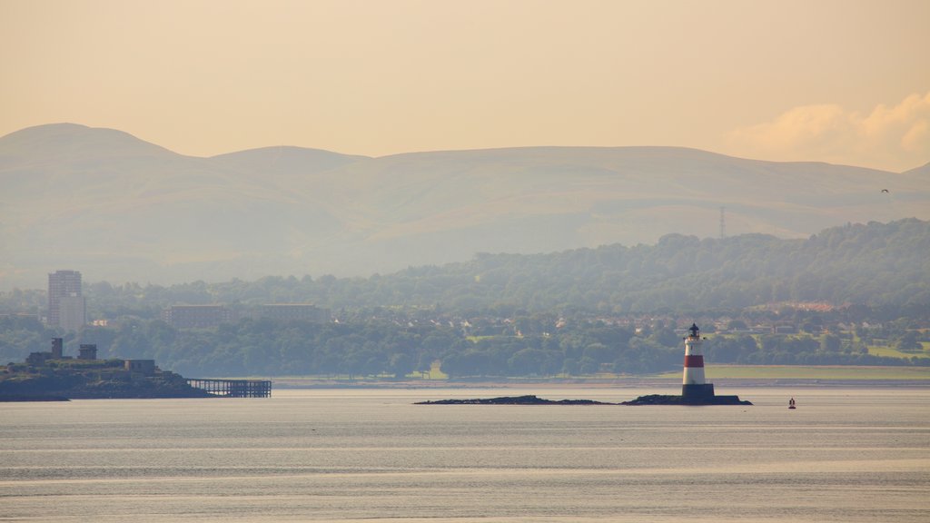 Aberdour og byder på udsigt over kystområde og en solnedgang