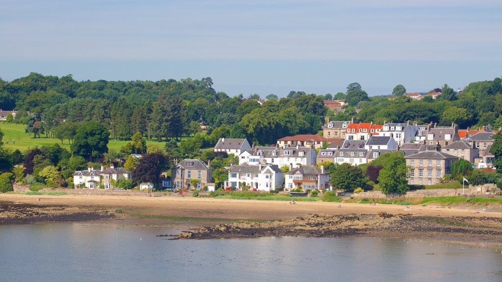 Aberdour mettant en vedette côte escarpée, une ville côtière et une plage de sable