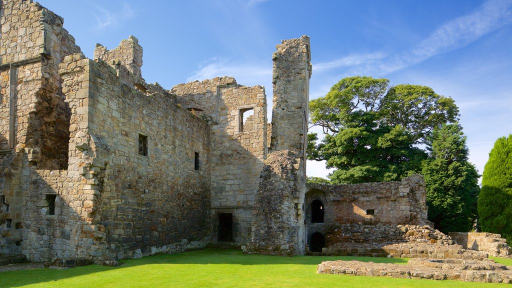 Castelo de Aberdour caracterizando uma ruína, elementos de patrimônio e um pequeno castelo ou palácio