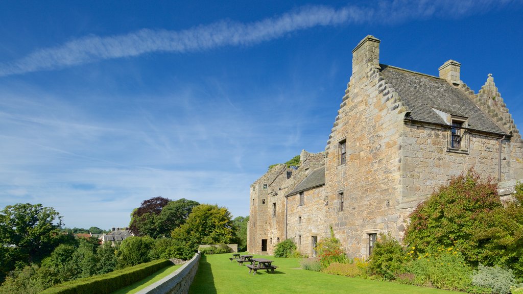 Castelo de Aberdour mostrando uma casa