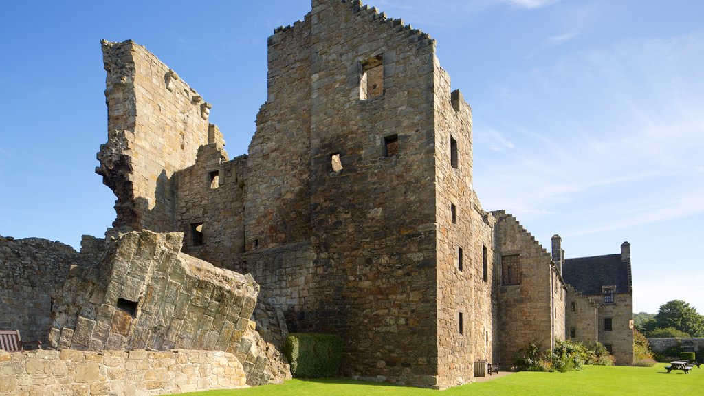 Castelo de Aberdour mostrando elementos de patrimônio, um pequeno castelo ou palácio e uma ruína