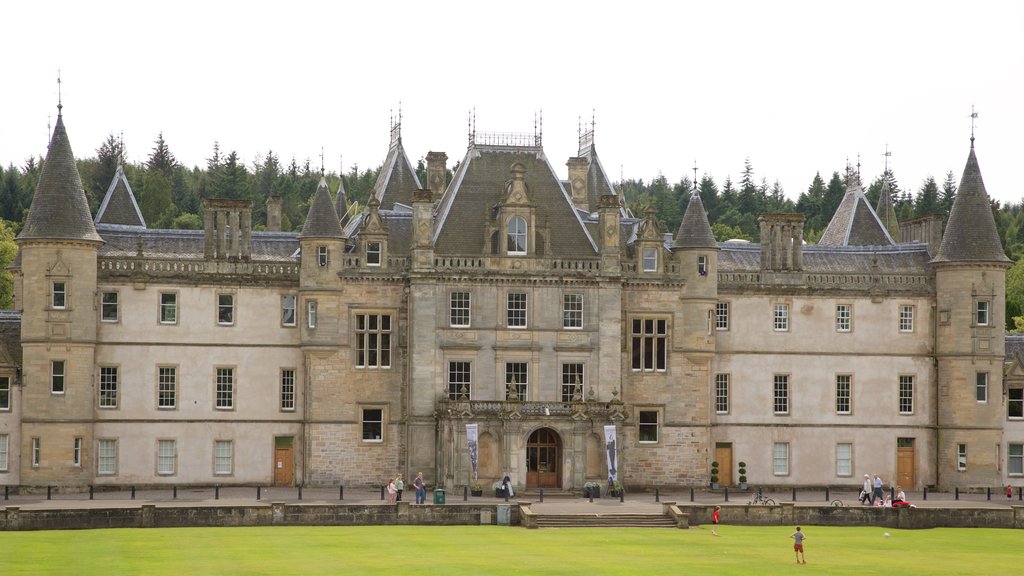 Callendar House featuring heritage elements and a castle